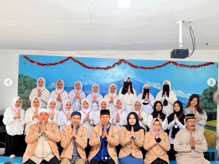 Kegiatan foto bersama alumni paket C T.P 2025/2025